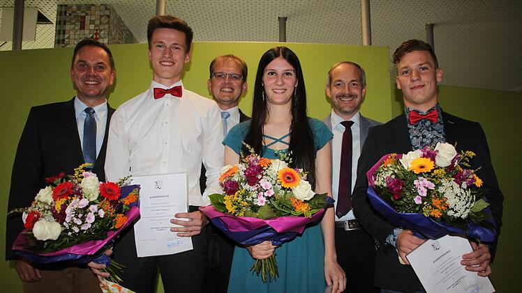 55 Männer und Frauen aus den 13. Klassen der Adalbert-Raps-Schule haben die Abiturprüfung bestanden. Das Foto zeigt die Schulbesten (vorne, von links) Niklas Stöcklein, Lisa Mörtlbauer und Stefan Zahner mit (hinten, von links) Alexander Battistella, Ralf Hartnack und Jörg Kunstmann.