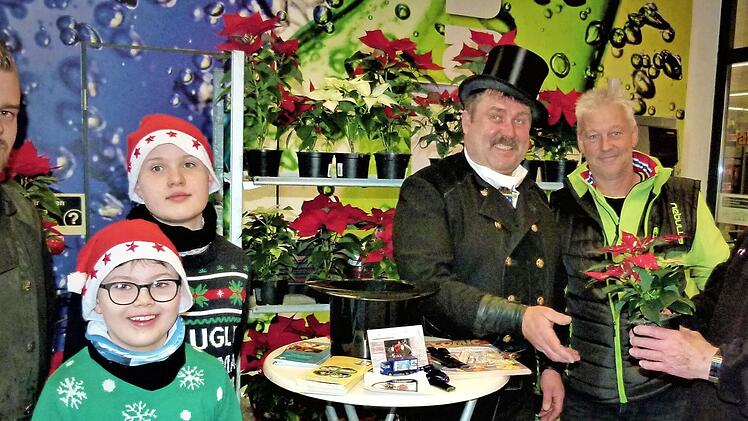 Harald Will (Mitte) und seine Familie haben wieder Geld gesammelt, das krebskranken Kindern zugute kommen soll.  Foto: Werner Reißaus