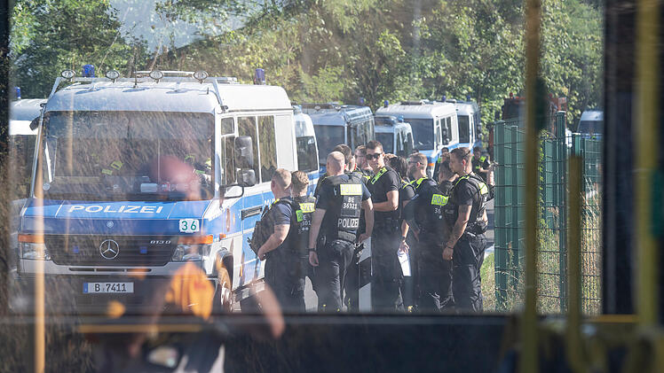Brand im Berliner Grunewald nach Explosion am Donnerstag (4. August 2022)