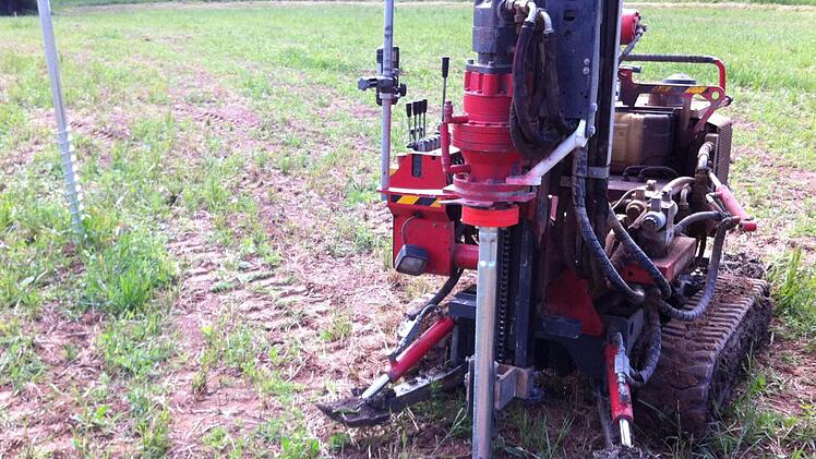 Mit speziellen Erddübeln werden die Halterungen für die Solarplatten in der Erde verankert. Foto: Jürgen Thiele