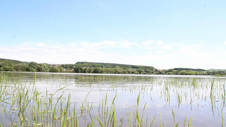 Der Eindruck einer idyllischen Seenlandschaft trügt: Unter dem Wasser ist landwirtschaftliche Nutzfläche.