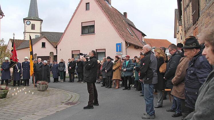 Die Anteilnahme der Bevölkerung war recht groß, rund 150 Bürger fanden sich am Sonntagnachmittag in der Paulstraße ein.