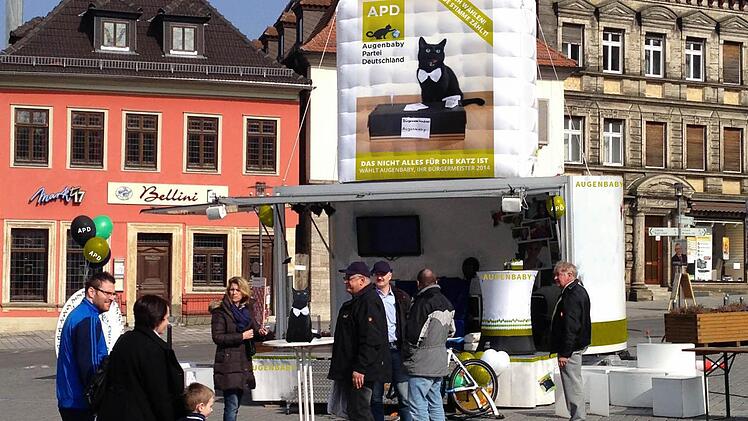 Der Kater als Sympathieträger - auch hier, auf dem Marktplatz, wird in dieser Fotomontage für die Augenbaby Partei geworben.