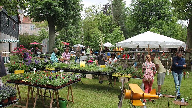 Am vergangenen Wochenende verwandelte sich der Park des Wasserschlosses Mitwitz beim 5. Fränkischen Gartenfest in ein Blütenmeer und Gartenparadies. Foto : Herbert Fischer