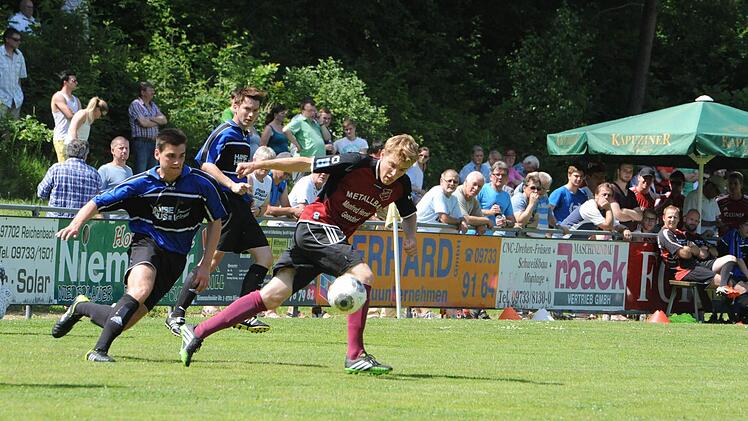Szene aus dem Spiel des FC Reichenbach (in blau) gegen den FC Geesdorf. Foto: Hopf