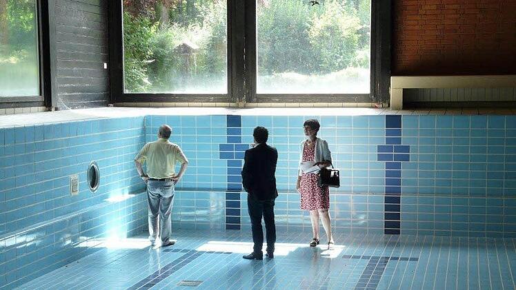 Jürgen W. Heike, Martin Finzel und Susann Biedefeld begutachten das Schwimmbecken im Freizeitzentrum von Witzmannsberg. Foto: Gemeinde Ahorn