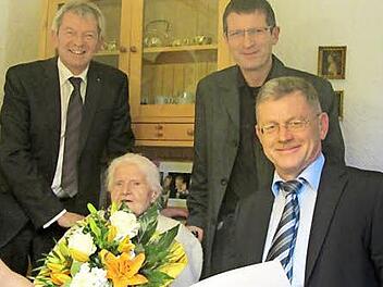 Von links: Landrat Johann Kalb, Jubilarin Lina Winkler, Pastoralreferent Norbert Oppel und Erster Bürgermeister Wolfgang Möhrlein Foto: p