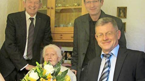 Von links: Landrat Johann Kalb, Jubilarin Lina Winkler, Pastoralreferent Norbert Oppel und Erster Bürgermeister Wolfgang Möhrlein Foto: p