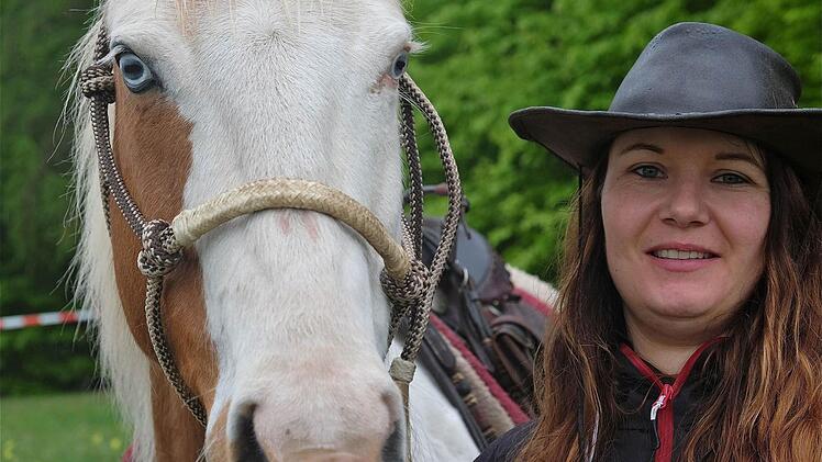 Über den Segen freuten sich Reiterin Michaela und ihr Pferd Merlin. Foto: Gerd Schaar