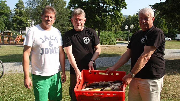 Frank Podhorn, Rainer Walther und Gerd Suske überreichen den gesamten Fang dem Bürgerspital. Frischer kann Fisch nicht sein. Foto: Sonja Adam