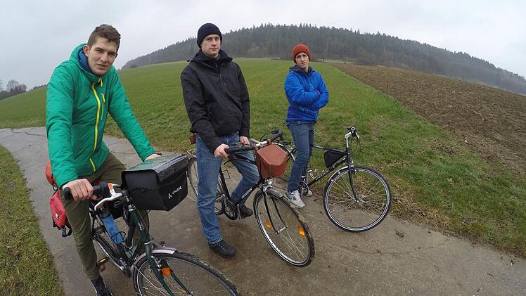 Noch sind es Coburger Feldwege. Aber bald wollen Bastian Heimberger, Albert Liebermann und Florian Sander amerikanische Überlandstraßen unter die (Fahr-)räder nehmen. Fotos: privat