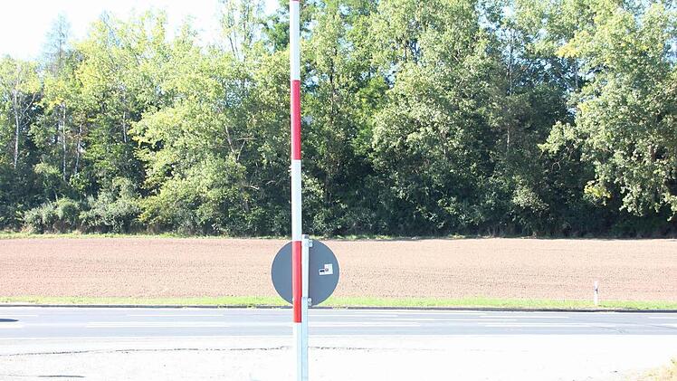 Der Zwischenlagerplatz bei Johannisthal ist mit einer Schranke gesichert, damit keine Laster dort parken und die Abladearbeiten behindern können.  Foto: Friedwald Schedel
