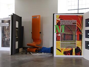 Monitore und Hörstationen ergänzen die Informationen in Wort und Bild auf den überdimensionalen Büchern in der Morizkirche. Zu diesem Teil der Landesausstellung "Ritter, Bauern, Lutheraner" ist der Eintritt frei. Doch bis zur Eröffnung am Montag ist noch einiges zu tun. Gestern installierte Techniker Jürgen Böhm die Monitore und die Hörstationen. Foto: Simone Bastian
