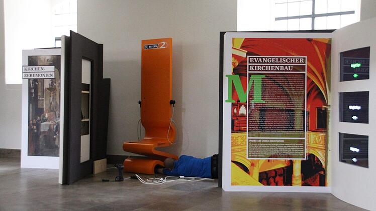 Monitore und Hörstationen ergänzen die Informationen in Wort und Bild auf den überdimensionalen Büchern in der Morizkirche. Zu diesem Teil der Landesausstellung "Ritter, Bauern, Lutheraner" ist der Eintritt frei. Doch bis zur Eröffnung am Montag ist noch einiges zu tun. Gestern installierte Techniker Jürgen Böhm die Monitore und die Hörstationen. Foto: Simone Bastian