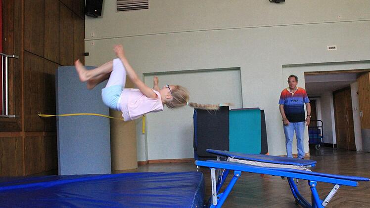 Anni Zapf kriegt den Salto mit dem Trampolin locker hin. Foto: Dominic Buckreus