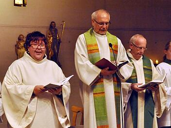 Für Pastoralreferentin Christine Seufert ein emotionales Erlebnis - der Dankgottesdienst zum 25-jährigen Arbeitsjubiläum mit Pfarrer Edwin Ziegler und Pfarrer Norbert Reinwand (von links). Foto: Peter Klopf