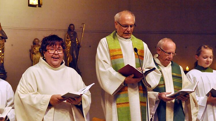 Für Pastoralreferentin Christine Seufert ein emotionales Erlebnis - der Dankgottesdienst zum 25-jährigen Arbeitsjubiläum mit Pfarrer Edwin Ziegler und Pfarrer Norbert Reinwand (von links). Foto: Peter Klopf