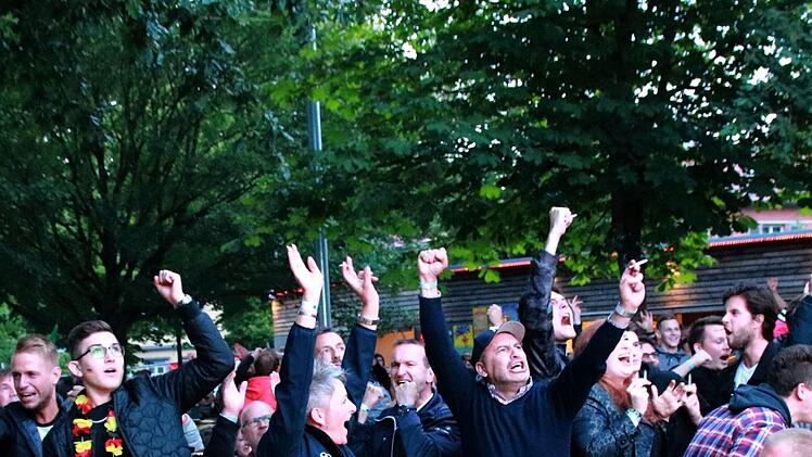 Ein Abend zwischen Hoffen und Bangen - Impressionen vom Publikum Viewing im Coburger Prinzengarten beim WM-Spiel zwischen Deutschland und Schweden.Foto: Jochen Berger