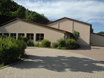 Die Kronachtalhalle in Steinberg hat erheblichen Sanierungsbedarf. Der Gemeinderat Wilhelmsthal hat dies "auf dem Schirm". Foto: Ronald Rinklef