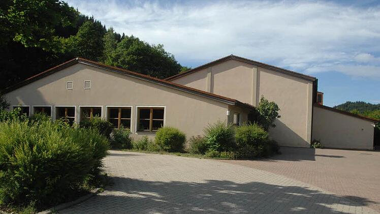 Die Kronachtalhalle in Steinberg hat erheblichen Sanierungsbedarf. Der Gemeinderat Wilhelmsthal hat dies "auf dem Schirm". Foto: Ronald Rinklef