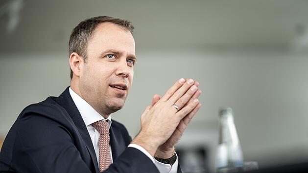 Mario Czaja wirbt um Startkapital für Neugeborene