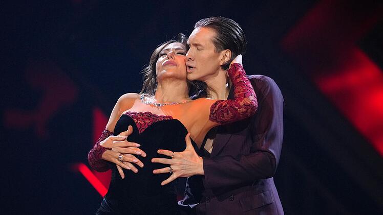 Simone Thomalla eröffnet mit Evgeny Vinokurov und einem Tango den Wettbewerb. Danach gab's 21 Punkte und Tränen bei Simone und Evgeny.