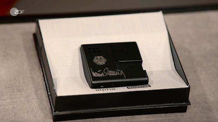 Das Feuerzeug "alpha" der Marke Rowenta stammte von 1974 und zeigte eine gravierte Unterschrift von Helmut Schmidt mit Bundesadler. Der Wunschpreis lag bei 80 Euro. Detlev K&uuml;mmel sch&auml;tzte zwischen 50 und 80 Euro. Daniel Meyer zahlte sogar 200 Euro.