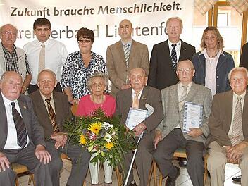 Paul Neumeister, Zweiter Vorsitzender des VdK Michelau, die Vorsitzenden Bernd Meister (Itzgrund), Markus Pülz (Marktzeuln) und Sylvia Heib (Burgkunstadt) sowie Kreisgeschäftsführer Peter Groh, Kreisvorsitzender Heinz Wittmann, seine Stellvertreterin Monika Faber und Landesgeschäftsführer Albrecht Engel (stehend von links) beglückwünschten Hans Bühlhorn, Reinhard Beck, Johanna Schöpf, Fritz Bonhag, Georg Bischoff und Bruno Thienwiebel (sitzend, von links) zu ihrer Auszeichnung für 65-jährige ...