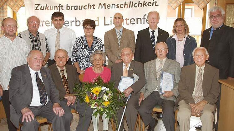 Paul Neumeister, Zweiter Vorsitzender des VdK Michelau, die Vorsitzenden Bernd Meister (Itzgrund), Markus Pülz (Marktzeuln) und Sylvia Heib (Burgkunstadt) sowie Kreisgeschäftsführer Peter Groh, Kreisvorsitzender Heinz Wittmann, seine Stellvertreterin Monika Faber und Landesgeschäftsführer Albrecht Engel (stehend von links) beglückwünschten Hans Bühlhorn, Reinhard Beck, Johanna Schöpf, Fritz Bonhag, Georg Bischoff und Bruno Thienwiebel (sitzend, von links) zu ihrer Auszeichnung für 65-jährige ...