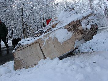 Mit etwas mehr Wucht wäre der riesige Brocken mitten auf der Straße gelandet. Foto: Josef Hofbauer