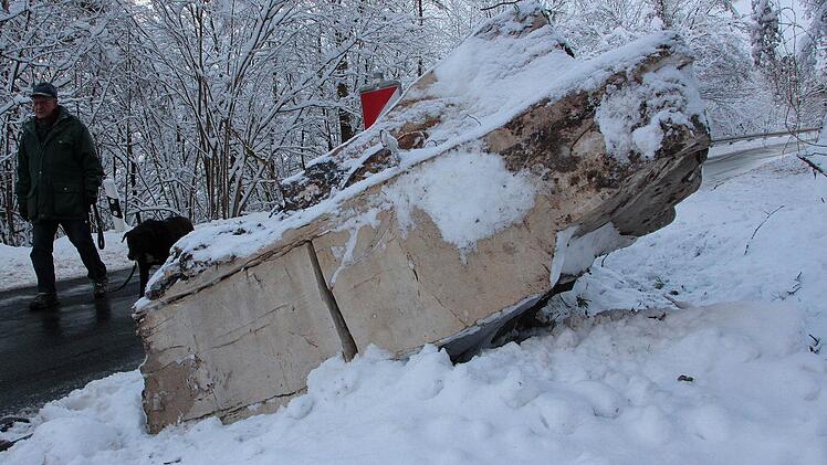 Mit etwas mehr Wucht wäre der riesige Brocken mitten auf der Straße gelandet. Foto: Josef Hofbauer
