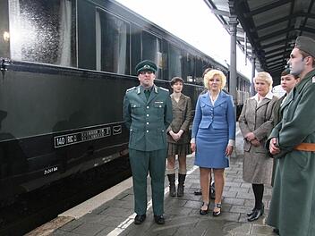 Die Statisten stehen bereit bei den Dreharbeiten zu Hitlers Salonwagen am Neuenmarkter Bahnhof. Fotos: Sonja Adam