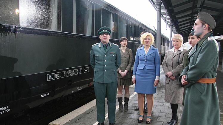 Die Statisten stehen bereit bei den Dreharbeiten zu Hitlers Salonwagen am Neuenmarkter Bahnhof. Fotos: Sonja Adam