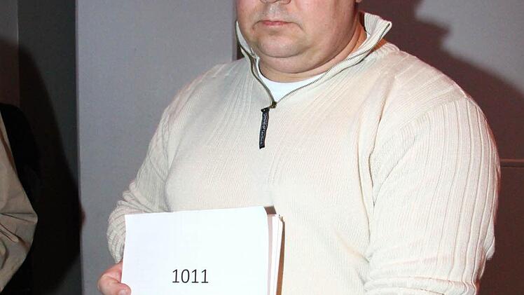 1011 Unterschriften gegen den Leitungsbau übergab Stefan Dittmar aus Leupoldsgrün. Foto: Jürgen Gärtner