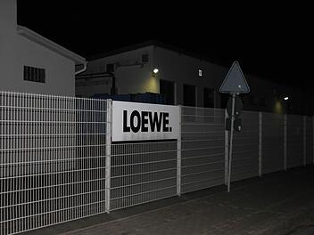 Die Lichter auf dem Werksgelände von Loewe sind am Montagabend bereits erloschen. Wie es um die Zukunft des Unternehmens bestellt ist, ist wieder völlig unklar. Foto: Hartmut Neubauer