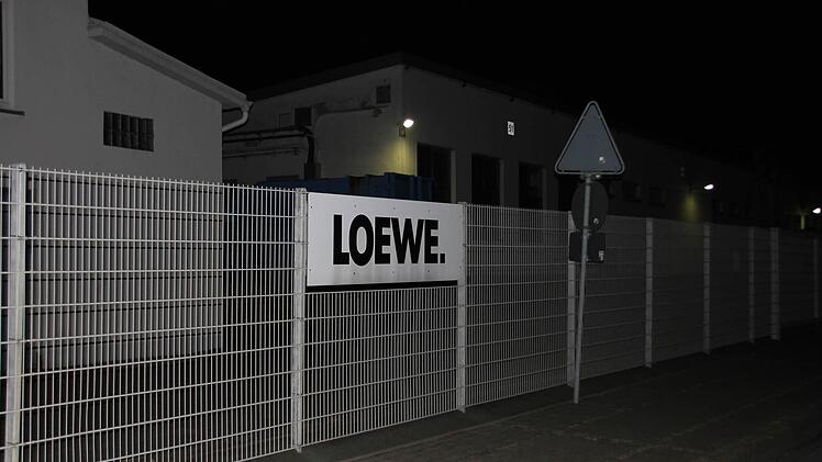Die Lichter auf dem Werksgelände von Loewe sind am Montagabend bereits erloschen. Wie es um die Zukunft des Unternehmens bestellt ist, ist wieder völlig unklar. Foto: Hartmut Neubauer