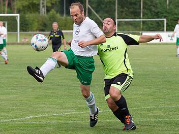 SV Knellendorf - SG Steinbach: Der Knellendorfer Stefan Böhnlein (links), der Torschütze zum 1:1-Endstand, holt sich den Ball aus der Luft und lässt Markus Krischke aussteigen.  Foto: Heinrich Weiß