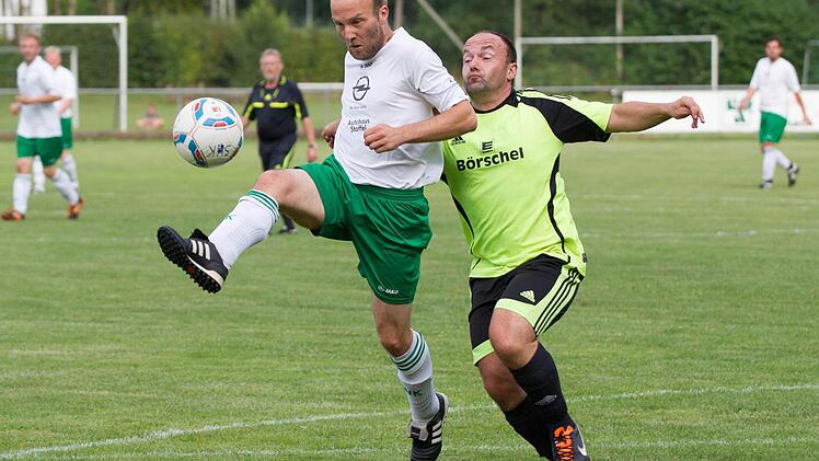 SV Knellendorf - SG Steinbach: Der Knellendorfer Stefan Böhnlein (links), der Torschütze zum 1:1-Endstand, holt sich den Ball aus der Luft und lässt Markus Krischke aussteigen.  Foto: Heinrich Weiß