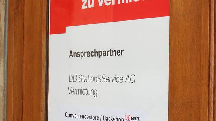 Die Räume sind zu vermieten. Ein Schild macht am leerstehenden Bistro darauf aufmerksam.