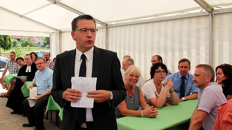 Bürgermeister Karsten Fischkal begrüßt die Gäste bei der feierlichen Einweihung des Fischeremuseums.