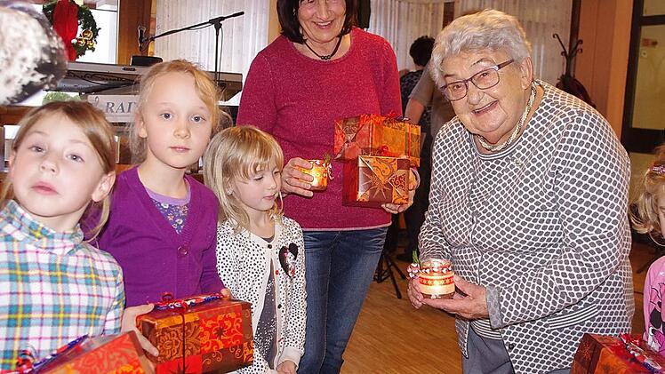 Vorschulkinder des katholischen integrativen Montessori-Kindergartens Dörfles übereichten Seniorenbetreuerin Rita Wittmann ein Licht. Foto: Heike Schülein