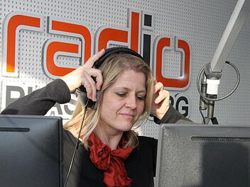 Moderatorin Patricia Wagner sendet aus dem komplett neuen Studio von Radio Plassenburg im 3. Stock in der E.-C.-Baumann- Straße 5. Das Team besteht aus 15 Mitarbeitern, 10 davon sind Redakteure.