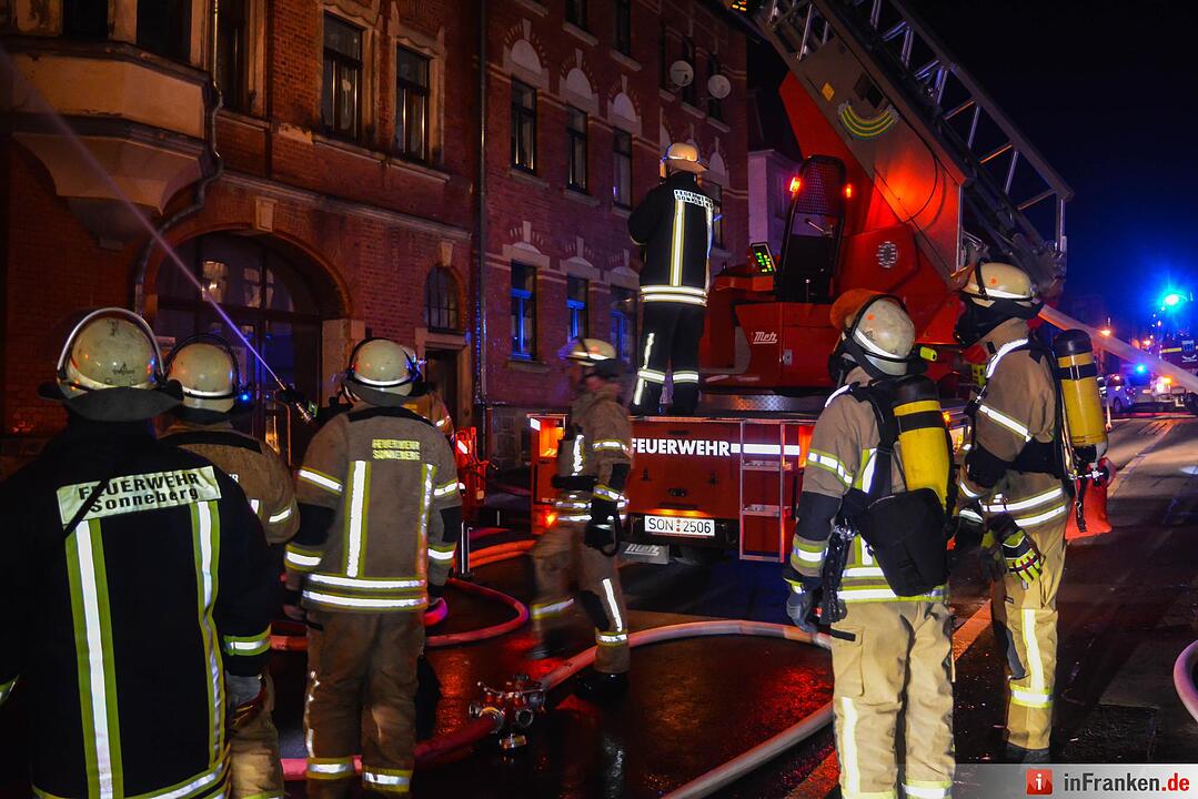 Mehrfamilienhaus in Sonneberg brennt
