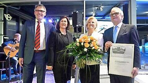 Der Geschäftsführer der vier Autohäuser, Bernd Nicol, die Gebietsleiterin Verkauf der Region Süddeutschland, Maria Schötz, und das Ehepaar Helga und Hans Wormser freuen sich über die 50-jährige Partnerschaft des Autohauses Wormser und der Marke BMW. Foto: Larissa Händel