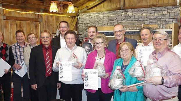 Beim Jubil&auml;um "40 Jahre Ski- und Grasskiclub Frankenwald e.V. Kronach" wurden acht Gr&uuml;ndungsmitglieder in der Rosenbergalm ausgezeichnet. Foto: privat