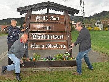 Gründonnerstag wurden Fritz Neder, Theo Porzelt und Bernd Schramm (von links) endgültig mit dem Begrüßungsschild fertig.  Foto: K.-H. Hofmann