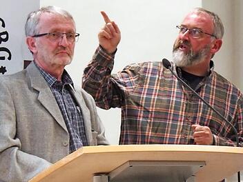 Ulrich Sünkel (links) und Markus Schussmann beschäftigten sich mit dem Thema Zangentor auf dem Staffelberg. Foto: Markus Häggberg