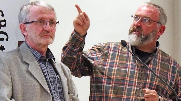 Ulrich Sünkel (links) und Markus Schussmann beschäftigten sich mit dem Thema Zangentor auf dem Staffelberg. Foto: Markus Häggberg