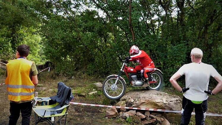 Klaus Herold passiert ein Hindernis. Foto: Werner Reißaus
