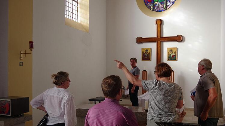 Susanne Daum verweist auf den feuchten Fleck  in der Kirche in Rappoltengrün.Heike Schülein